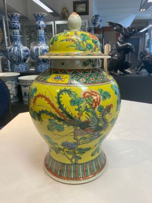 A pair of Chinese famille verte yellow-ground 'pheasants and peonies' vases and covers, 19th C. — photo 3
