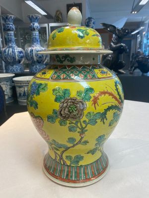 A pair of Chinese famille verte yellow-ground 'pheasants and peonies' vases and covers, 19th C. — photo 4