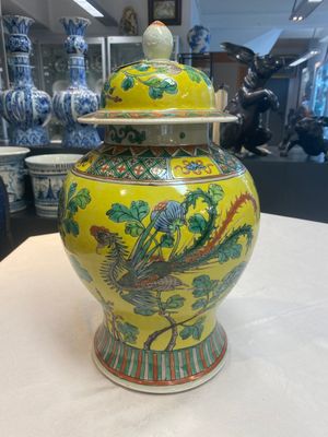 A pair of Chinese famille verte yellow-ground 'pheasants and peonies' vases and covers, 19th C. — photo 5
