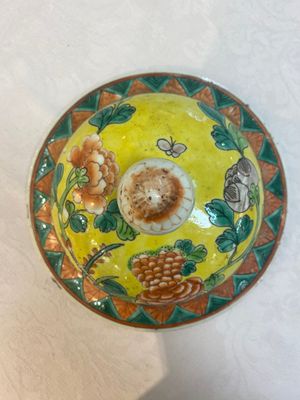 A pair of Chinese famille verte yellow-ground 'pheasants and peonies' vases and covers, 19th C. — photo 8