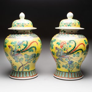 A pair of Chinese famille verte yellow-ground 'pheasants and peonies' vases and covers, 19th C. — photo 1