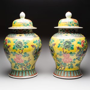 A pair of Chinese famille verte yellow-ground 'pheasants and peonies' vases and covers, 19th C. — photo 2
