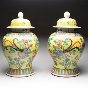 A pair of Chinese famille verte yellow-ground 'pheasants and peonies' vases and covers, 19th C. — photo 3