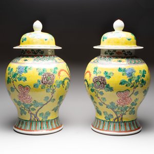 A pair of Chinese famille verte yellow-ground 'pheasants and peonies' vases and covers, 19th C. — photo 4