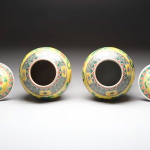 A pair of Chinese famille verte yellow-ground 'pheasants and peonies' vases and covers, 19th C. — photo 5