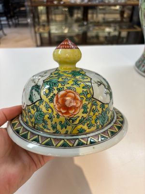 A pair of Chinese famille verte yellow-ground 'Xi Xiang Ji' vases and covers, 19th C. — photo 12