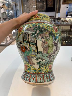 A pair of Chinese famille verte yellow-ground 'Xi Xiang Ji' vases and covers, 19th C. — photo 15