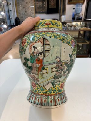 A pair of Chinese famille verte yellow-ground 'Xi Xiang Ji' vases and covers, 19th C. — photo 2
