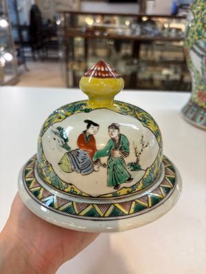 A pair of Chinese famille verte yellow-ground 'Xi Xiang Ji' vases and covers, 19th C. — photo 24