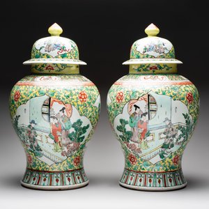 A pair of Chinese famille verte yellow-ground 'Xi Xiang Ji' vases and covers, 19th C. — photo 1