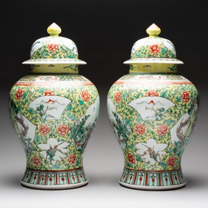 A pair of Chinese famille verte yellow-ground 'Xi Xiang Ji' vases and covers, 19th C. — photo 2