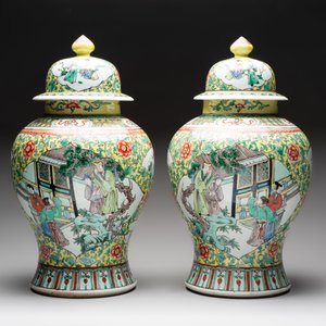 A pair of Chinese famille verte yellow-ground 'Xi Xiang Ji' vases and covers, 19th C. — photo 3