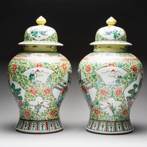 A pair of Chinese famille verte yellow-ground 'Xi Xiang Ji' vases and covers, 19th C. — photo 4