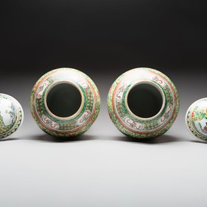 A pair of Chinese famille verte yellow-ground 'Xi Xiang Ji' vases and covers, 19th C. — photo 5