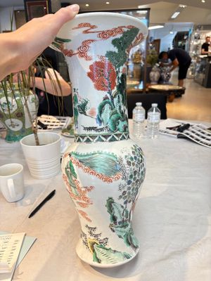 A pair of Chinese famille verte 'yenyen' 'Zhong Kui 鐘馗' vases, 19th C. — photo 2