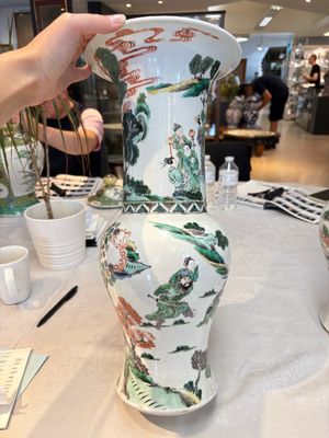 A pair of Chinese famille verte 'yenyen' 'Zhong Kui 鐘馗' vases, 19th C. — photo 3