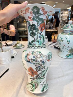 A pair of Chinese famille verte 'yenyen' 'Zhong Kui 鐘馗' vases, 19th C. — photo 7