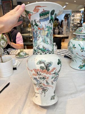 A pair of Chinese famille verte 'yenyen' 'Zhong Kui 鐘馗' vases, 19th C. — photo 9
