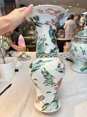 A pair of Chinese famille verte 'yenyen' 'Zhong Kui 鐘馗' vases, 19th C. — photo 10