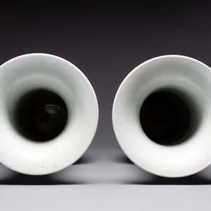 A pair of Chinese famille verte 'yenyen' 'Zhong Kui 鐘馗' vases, 19th C. — photo 5