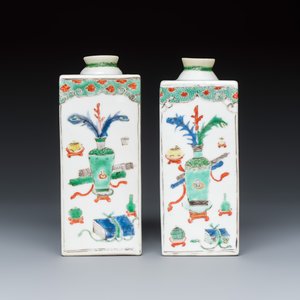 A pair of Chinese famille vertre 'Antiquities and Flowers' square flasks — photo 2