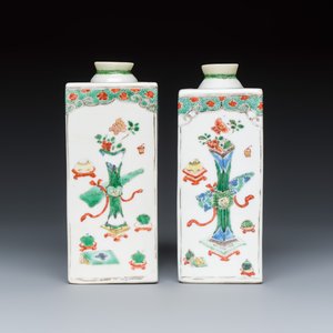 A pair of Chinese famille vertre 'Antiquities and Flowers' square flasks — photo 4