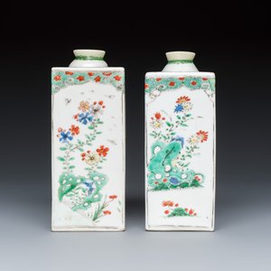 A pair of Chinese famille vertre 'Antiquities and Flowers' square flasks — photo 5