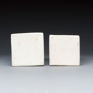 A pair of Chinese famille vertre 'Antiquities and Flowers' square flasks — photo 7