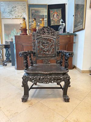 A pair of Chinese finely carved hongmu armchairs, Canton, 19th C. — photo 19