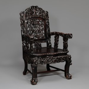 A pair of Chinese finely carved hongmu armchairs, Canton, 19th C. — photo 3