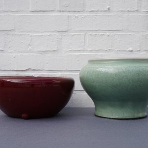 A pair of Chinese flambé-glazed vases, a celadon jardinière and a sang-de-boeuf censer, 19/20th C. — 照片 17