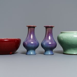 A pair of Chinese flambé-glazed vases, a celadon jardinière and a sang-de-boeuf censer, 19/20th C. — 照片 4