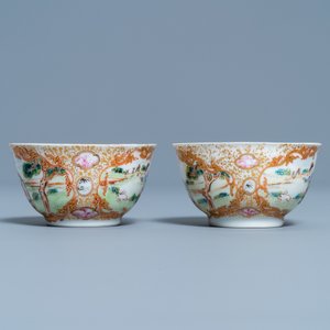 A pair of Chinese gilded famille rose 'Mongolian hunt' cups and saucers, Qianlong — 照片 5