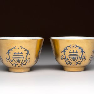 A pair of Chinese gilt-and blue-enamelled 'shou 壽' cups, Daoguang mark and possibly of the period — photo 1