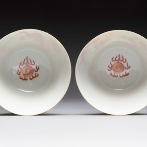 A pair of Chinese gilt and iron-red decorated 'dragons on waves' bowls, Jiaqing mark, 19th C. — photo 5