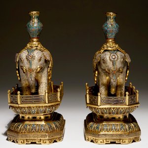 A pair of Chinese gilt bronze and cloisonne elephants on stands, 19th C. — photo 3