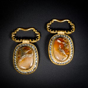 A pair of Chinese gilt-bronze belt ornaments with moss agate, Qianlong — 照片 1