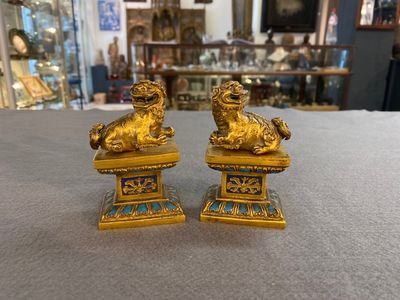 A pair of Chinese gilt copper alloy Buddhist lions on champlevé enamel bases, 19th C. — 照片 1