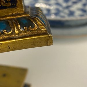 A pair of Chinese gilt copper alloy Buddhist lions on champlevé enamel bases, 19th C. — 照片 19