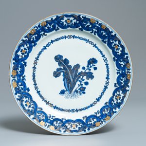 A pair of Chinese gilt-decorated blue and white chargers, Qianlong — photo 4
