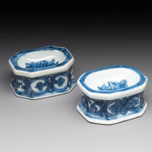 A pair of Chinese gilt-decorated blue and white salts, Qianlong — photo 1
