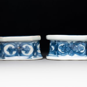 A pair of Chinese gilt-decorated blue and white salts, Qianlong — photo 2