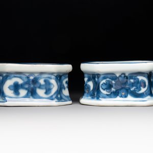 A pair of Chinese gilt-decorated blue and white salts, Qianlong — photo 3