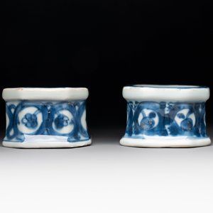 A pair of Chinese gilt-decorated blue and white salts, Qianlong — photo 4