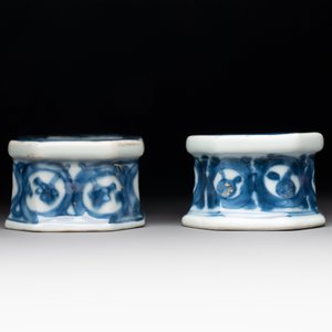 A pair of Chinese gilt-decorated blue and white salts, Qianlong — photo 5