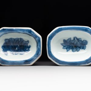 A pair of Chinese gilt-decorated blue and white salts, Qianlong — photo 6