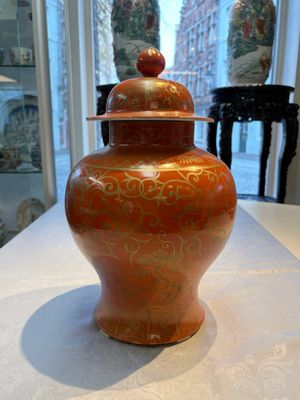 A pair of Chinese gilt-decorated coral-ground covered vases and a 'Double Happiness 囍' jardinière, 19th C. — foto 17