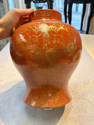 A pair of Chinese gilt-decorated coral-ground covered vases and a 'Double Happiness 囍' jardinière, 19th C. — foto 19