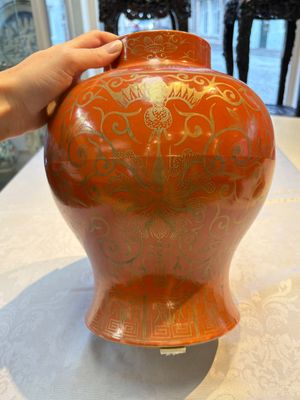 A pair of Chinese gilt-decorated coral-ground covered vases and a 'Double Happiness 囍' jardinière, 19th C. — foto 21