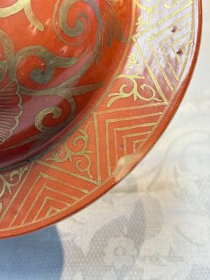 A pair of Chinese gilt-decorated coral-ground covered vases and a 'Double Happiness 囍' jardinière, 19th C. — foto 25